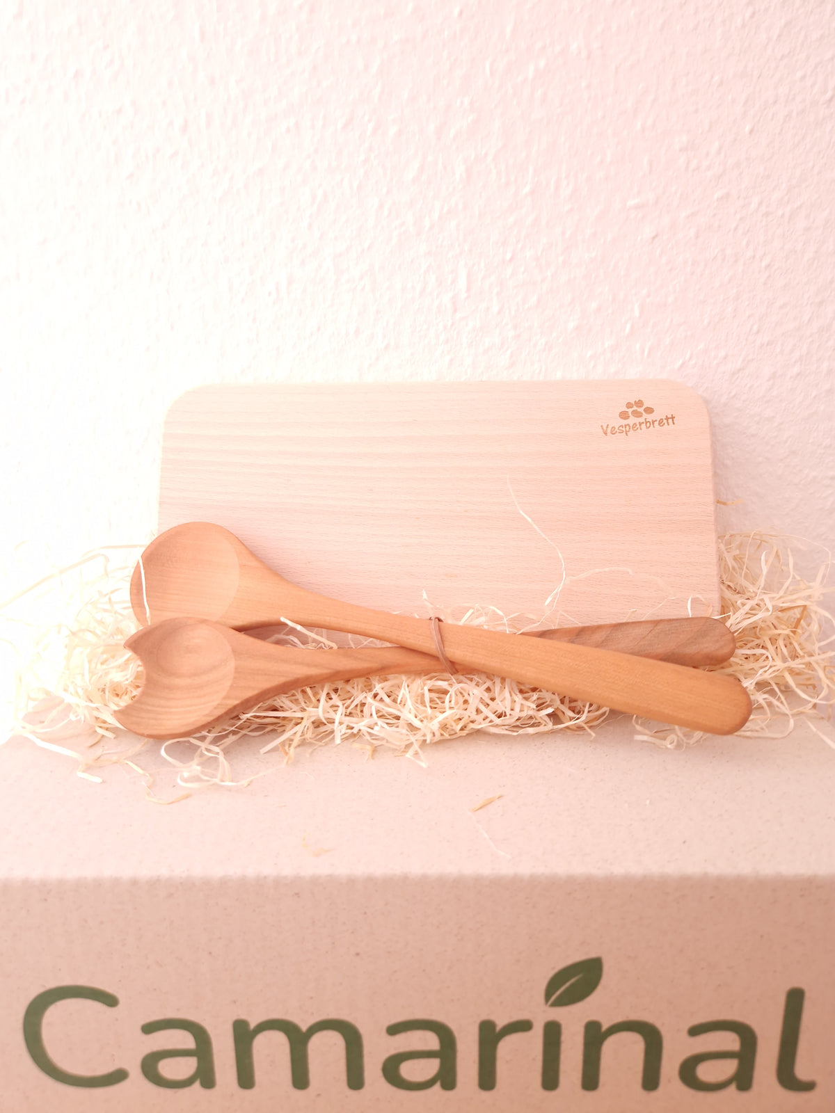 Vesperbrett und Salatbesteck aus Holz aus der Camarinal Tag-Eins Box