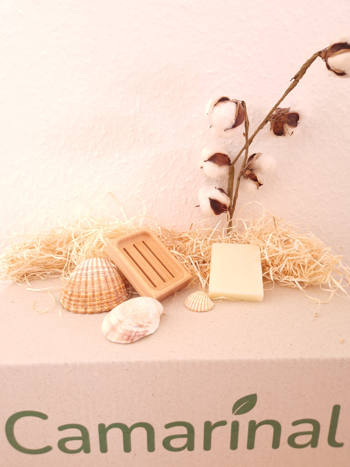 Seifenschale aus Holz und Naturbelassen Seife aus der Tag-Eins Box von Camarinal 