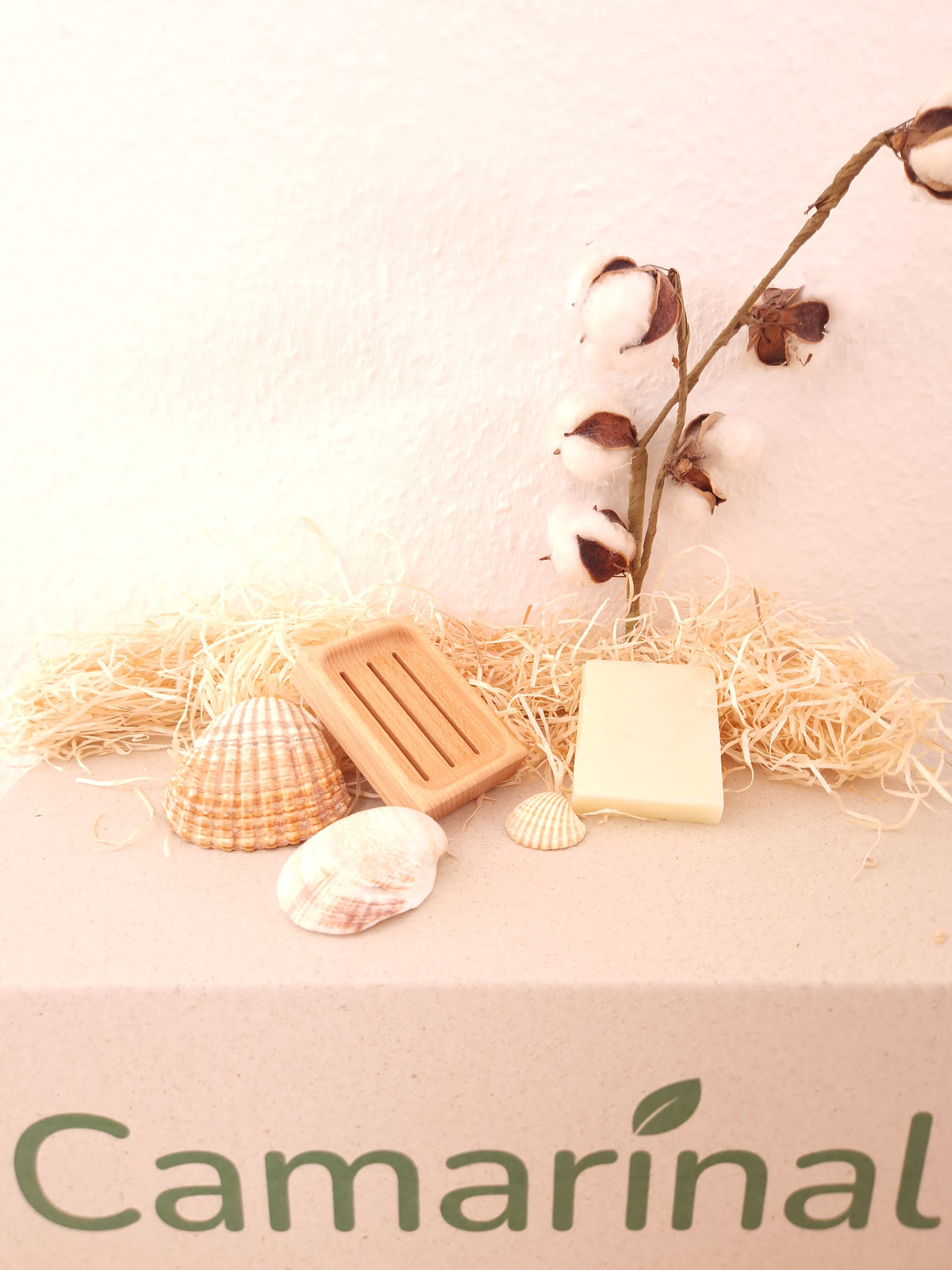 Seifenschale aus Holz und Naturbelassen Seife aus der Tag-Eins Box von Camarinal